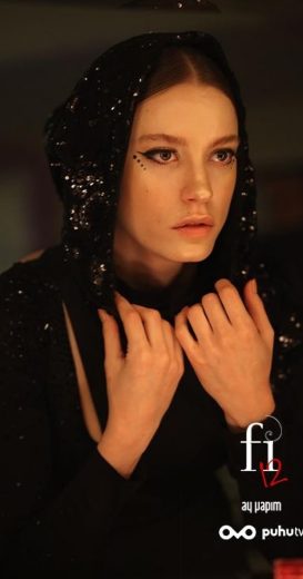 مسلسل في الموسم الاول مترجم