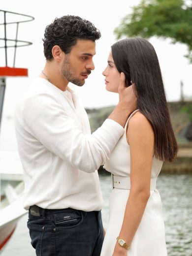 مسلسل عيناك كالبحر الاسود الموسم الاول مترجم